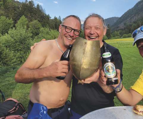 I doi David che se bev na &ldquo;birretta&rdquo; ta Minert ora dla ciampana dl Parapendio Club Gherd&euml;ina. 
