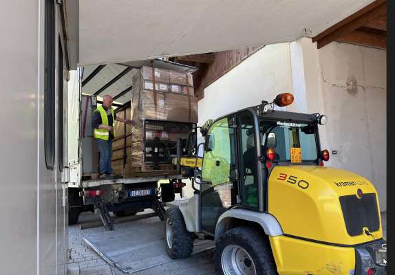Al v&euml;gn ciari&eacute; le guant son camion.
