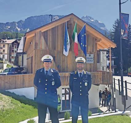 El comandante Luis Caranfa e &lsquo;l ispetor Giovanni Del Longo de ra polizia del Comun de Anpezo, daante al touladel, agn&oacute; che &lsquo;l &eacute; el comando noo, tac&agrave; a ra Ciaśa de Comun.
