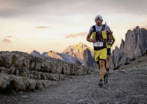 I ruar&agrave; de siemile, da duto el mondo, par core ra zinche gares de ra Lavaredo Ultratrail intr&agrave; ra Dolomites, de di e di note, e par vede el bel de ra nostra crodes.
