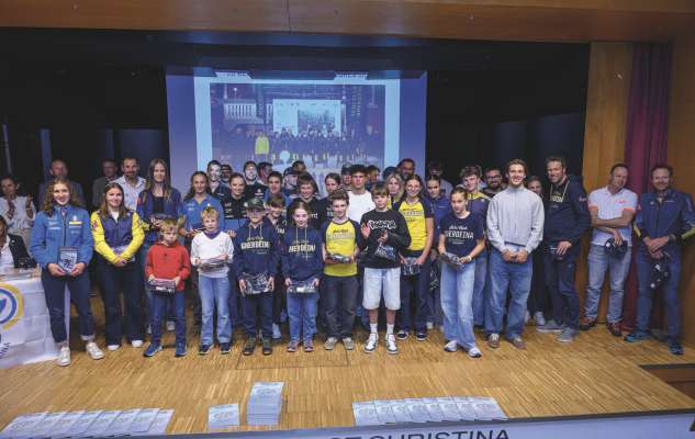La atletes y i atlec &agrave; purt&agrave; a c&euml;sa de bon resultac y ntan la senteda generela iel nce un&igrave; premi&agrave; trueps. N v&euml;ija na fotografia de chisc y ch&euml;stes. (FOTO Werner Dejori/Schi Club Gherd&euml;ina)
