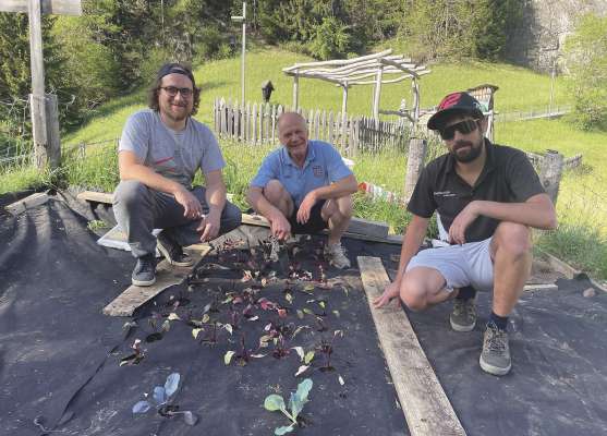 Tobias, Franco y Alex &agrave; legr&euml;za a laur&eacute; y se ancunt&eacute; tl verzon de cumenanza a Soplajes.
