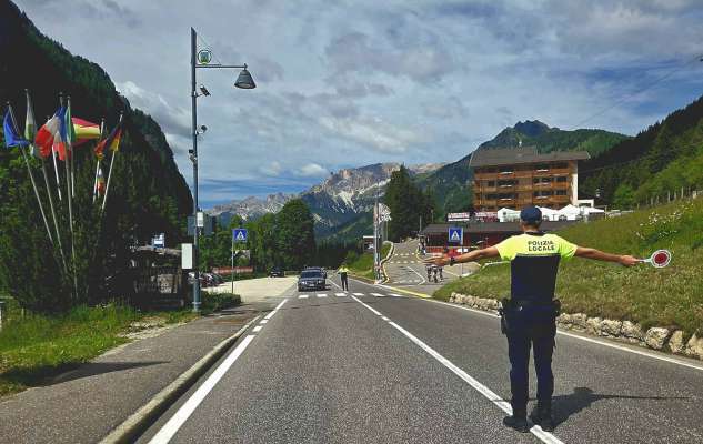 I Polins f&egrave;sc control del trafich end&egrave;na na manifestazion sportiva.
