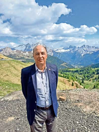 Roland Verra.
