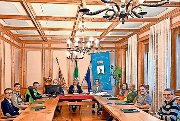 L nuof consei del comun da Col. Da m&aacute;n ci&aacute;mpa: Mattia Troi, Davide Pallabazzer, Lorenzo Chizzali (Assessor), Giacomo Dell&rsquo;Ancona (Segreter Comunal), Paolo Frena (Capocomun), Carlo Agostini (Vizecapocomun), Giulia Tasser, Luca Degasper, Thomas Kerer, Alfonso Pezzei.
