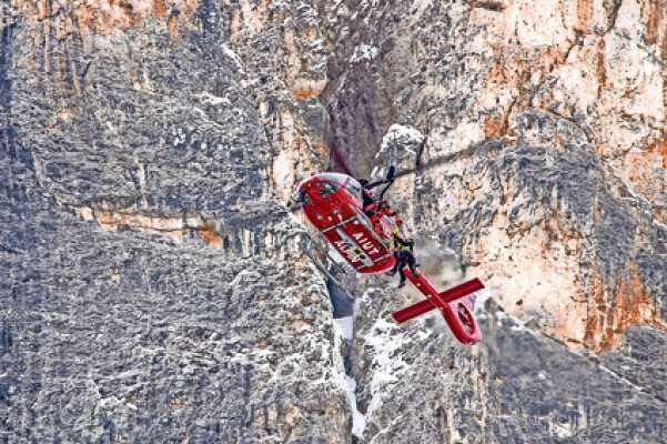 Truep nterv&euml;nc nce d&rsquo;inst&agrave; per la grupa dl Aiut Alpin Dolomites. (foto: Janpaul Irsara)
