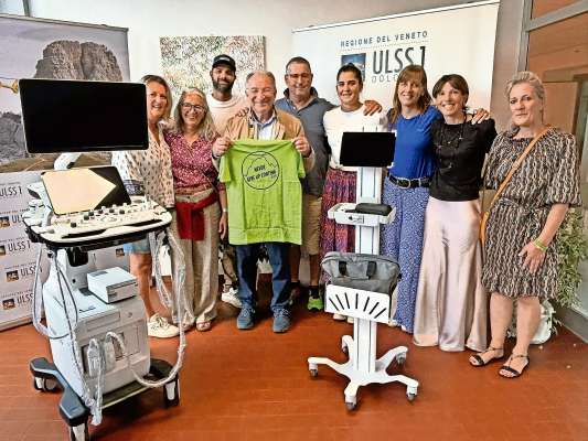 I vorentie de ra asociazion anpezana &raquo;Never give up&laquo; aduna con el comisario de ra Ulss e ra doa machines, biei fiore par Daria.
