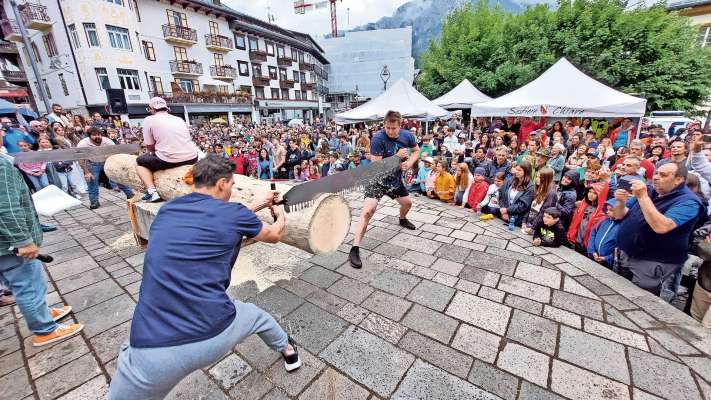 I Sestiere de Anpezo in festa inze piaza, intr&agrave; ra śente del paes, i dia a mantegn&igrave; viva chesta comunit&agrave;.
