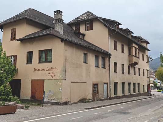 Ex Hotel Ladinia: »La gauja ie dl Chemun de Urtijëi!«