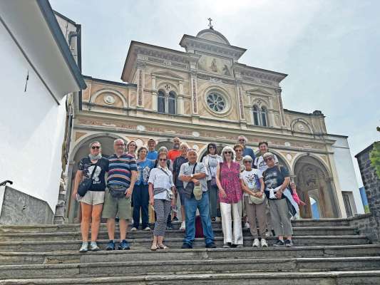 I cantore daante a ra Madona del Sas de Locarno.
