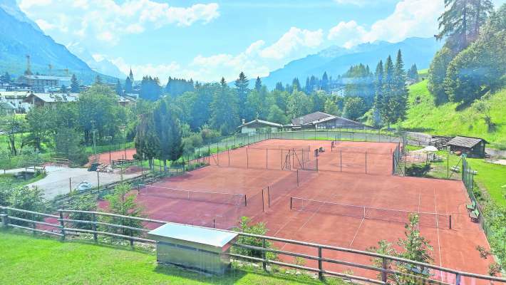 El tennis de Sopiazes, agn&oacute; che se p&oacute; śui&agrave; danoo, ades che i &agrave; comed&agrave; i dane fate d&rsquo;inverno, co ra Olimpiades.
