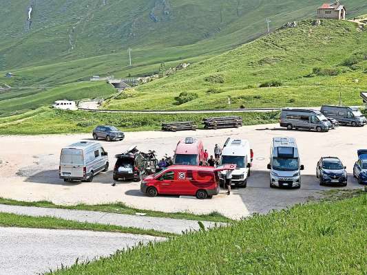 I furgons che per dis alalongia a stazion&eacute; sul jou de Pordou con moto che a scoraz&eacute; con gran susciuro su e ju ntra Reba e Pordou.
