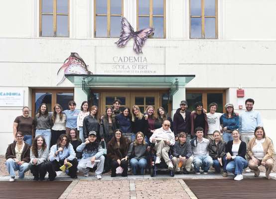 I sculeies y la scul&eacute;es de cuinta dl Lizeum d'Ert Cademia cun n valgun nsenianc y a man dr&euml;ta la diret&euml;ura Maria Teresa Mussner. 
