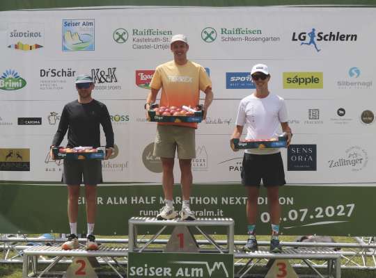 L podest di &euml;i dla mesa maratona de Mont de S&euml;uc: prim ie ruv&agrave; Sven Koch, segondo Daniele Felicetti y terzo Luca Clara. (Foto: Sportissimus)
