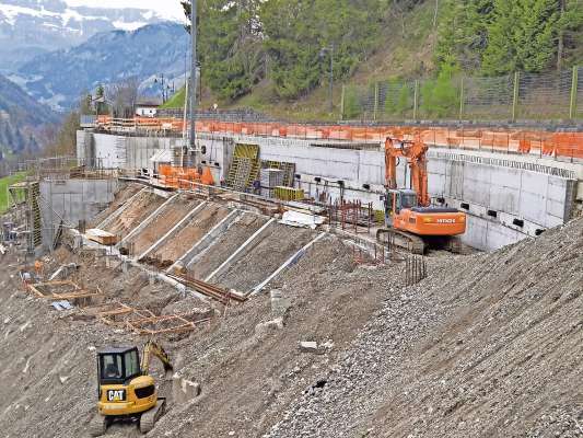 La burocrazia peigra e l aument de le materie prume fesc cr&euml;sce l cost dei laour publizi.
