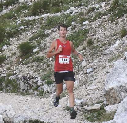 Luca Clara sauta de viers dla v&euml;nta pra la Rosengarten Trail Sky Marathon.
