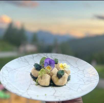 Perles de pomes de tera con feferlins e pest de assenz da mont e sgrijolons