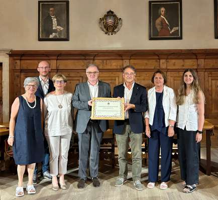 La premiazion de Chiocchetti con raprejentanc istituzion&egrave;i e familiares. (foto: Magnifica Comunit&agrave; de Fiem)
