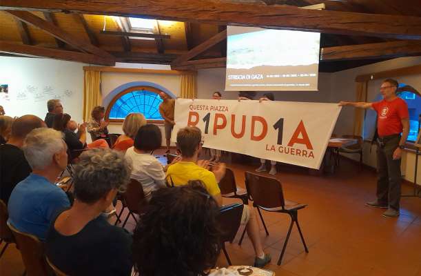 Emergency de Fiem e Fascia ge &agrave; consegn&agrave; l striscion te na sera te testimonianza su Gaza fora Juan.
