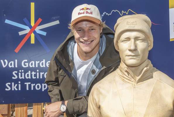 L atlet de schi alpin de 28 ani, Marco Odermatt dla Svizra, &agrave; venci&ugrave; la Val Gardena Ski Trophy per si suzesc sportifs dla sajon passeda. (FOTO Saslong Classic Club).
