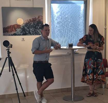 N ucajion dla giaurida dla mostra: Gabriel Demetz y la respunsabla dla biblioteca Simone Hofer. 

