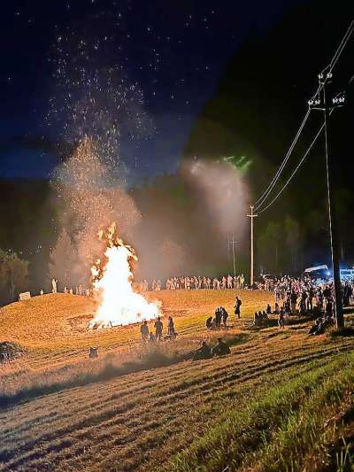 Un de i Foghe de ra Madona in Anpezo, ra vecia tradizion, da dasera de i 14 de agosto.
