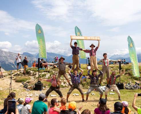 I jogolieres de Circensema &agrave; port&agrave; te Fascia l Circen Dolomites Festival.

