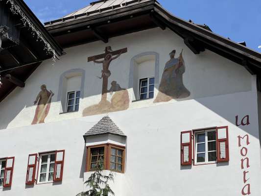 S&egrave;n Scimon, l Crist co la Madalena e S&egrave;n Florian su La Montanara. 
