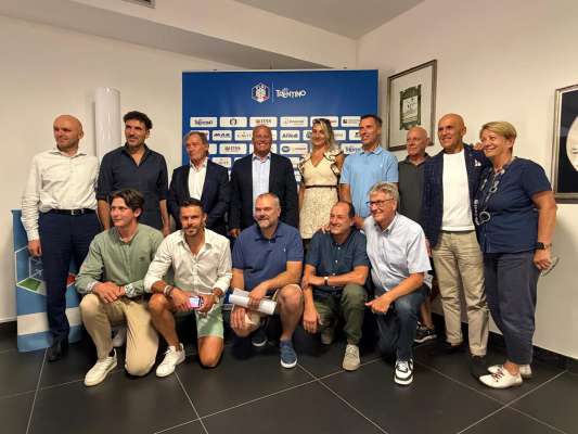 L nef Consei de la Fisi del Trentin con te mez l president Mauro Bonvecchio e l prum a man cencia en bas Thomas Bonelli. (foto Pegasomedia)
