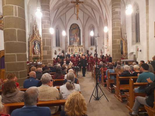 L Ensemble Canticum Novum con l maester Ilario Defrancesco te la Pieif de S&egrave;n Jan.
