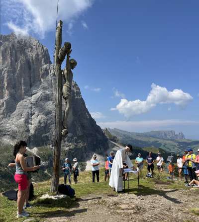 Sal Crist de Ciampin&euml;i, cun la cuntreda dla grupa de Saslonch dovia, &agrave; sn. digan Ivo Costanzi dit na santa m&euml;ssa da mont.
