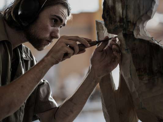 Pra la Cademia da d'inst&agrave; &agrave; vint persones - doi enes alalongia - ab&ugrave; l mesun de se d&eacute; ju defin cun la scultura tl l&euml;n y cun mauta. (FOTO Julia Fink)
