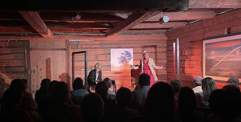I at&euml;ures Hansj&ouml;rg Ebnicher y Gerdi Gufler &agrave; nterpret&agrave; i doi prutagonisć dl pez de teater dl scrit&euml;ur american Tennessee Williams. 
