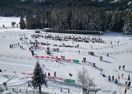 Le z&euml;nter de paslunch a San Ciascian, tratan na competiziun de biathlon. 
