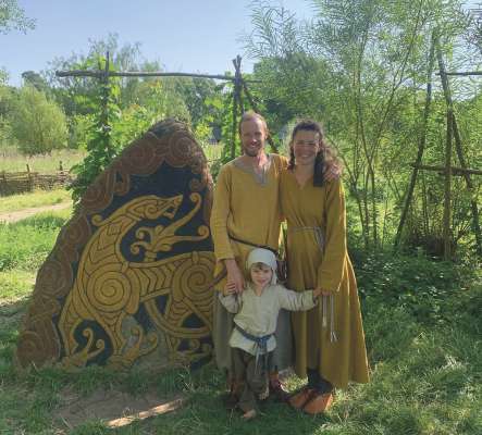Lukas, Giulia y l pitl Alex furnii su da vichings l ann pass&agrave; tla Danimarca. I guanc &agrave;i cuj&igrave; nst&euml;sc, tulan ca coche model reperc uriginei. 
