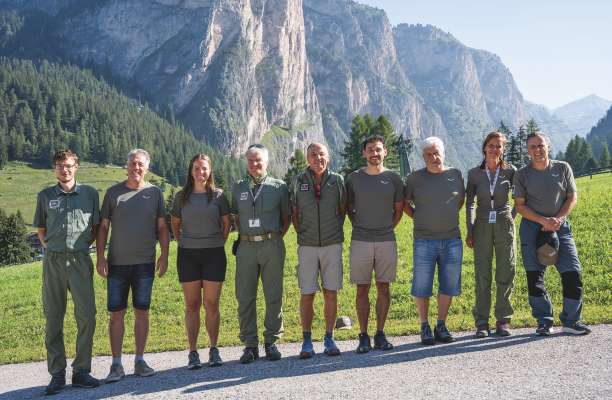 I vardians de nosta montes o rangers (da m.c.): Ujep Runggaldier, Sebald Goller, Lovise Fremstad, Patrick Baido, Siegfried Senoner, Simon Fischer, Leo Senoner, Chiara Bau y G&uuml;nther Pitscheider. L mancia Reinhard Schmalzl. (Foto: DiegopesxV)
