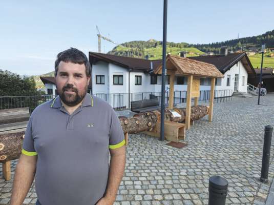 L vizeambolt de S&euml;lva Alex Perathoner dlongia la nstalazion nueva.
