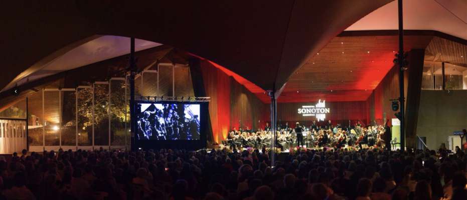 L&rsquo;Urchestra Sonoton Gherd&euml;ina &agrave; dedic&agrave; si cunzert ala mujiga plu cunesciuda dla storia dl chino y &agrave; purt&agrave; mpue dl glamour de Hollywood te S&euml;lva cun si &ldquo;Sonoton Awards Gala&rdquo;. Pra l'Urchestra iel 72 sunad&euml;ures. (FOTO de Matthaeus Kostner)
