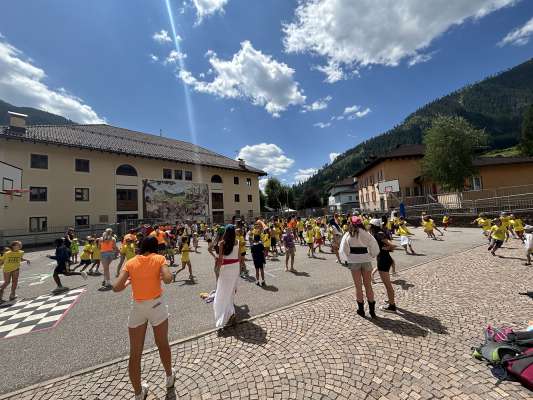 La festa te cort de le scole mesane de Moena.
