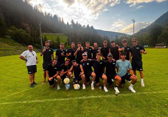 La squadra del Fascia Balon al Tornoi Ladin con l mister Alessandro Capovilla.
