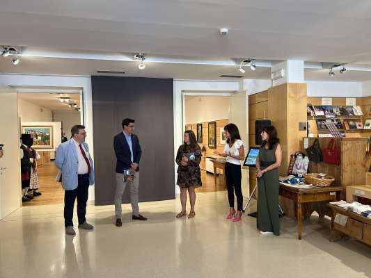 N moment de l&rsquo;inaudazion de la mostra: d.m.c. l curador Giuseppe Tasin, l assessor Luca Guglielmi, la presidenta del ICL Tea Dezulian, la diretora Sabrina Rasom e la responsabola del Museo Daniela Brovodan.
