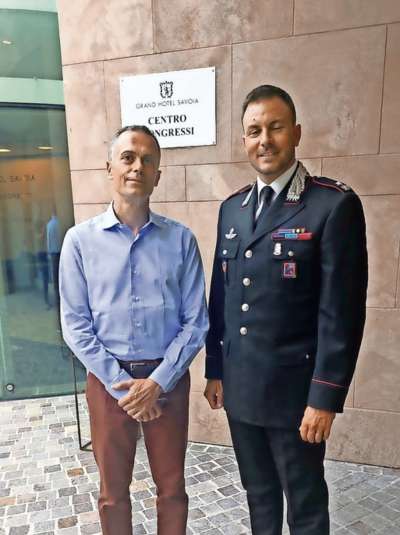 El colonel Filippo Vanni pede el ma&shy;giore Alessandro Bui, co ra mondura, che ancuoi &lsquo;l &eacute; comandante de i Cara&shy;biniere in Anpezo: el s&rsquo;in śir&agrave; de setenbre, par ru&agrave; a lour&agrave; al comando de Bolzan.

