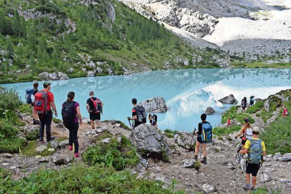 El Lago del Sorapisc, agn&oacute; che rua dute i dis un grun de parsones. Masa. E tropes sfazades.

