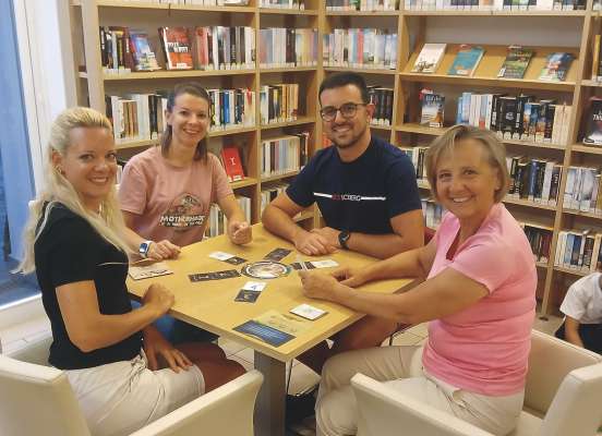 N se &agrave; devert&igrave; a f&eacute; juesc da m&euml;isa tla biblioteca y nce alalergia. 

