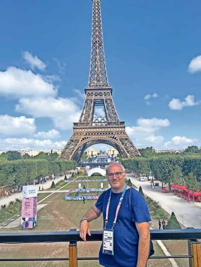 L anpezan Nicola Colli da Fiames a ra Olimpiades Paris 2024, sote ra Tour Eiffel. Ades &lsquo;l &eacute; a Dakar, in Senegal, par i Yog 2026. Da &lsquo;l an che vien el sar&agrave; a Lione, in Francia, par pareci&agrave; ra Olimpiades e Paralimpiades d&rsquo;in&shy;verno 2030. Duto chesto &lsquo;l &eacute; moesc dal Palio dei Sestiere in Anpezo.
