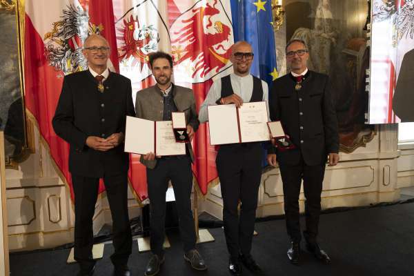 Le per de socoridus Mauro Zanon y Denis Costa tratan la surandada. foto: &copy; Land Tirol/Sedlak
