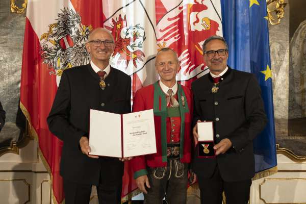(Dmc) Le presid&euml;nt dl Tirol Anton Mattle, Heinz Canins da Badia y le presid&euml;nt dl S&uuml;dtirol Arno Kompatscher. foto: &copy; Land Tirol/Sedlak
