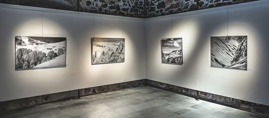 I l&euml;ures dl fotograf de Santa Cristina mostra paesajes y nce pertes de cuntreda. Te chisc ie la lum, l chiet y l&rsquo;atmosfera particulera tl z&euml;nter.
