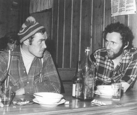 Corrado Riz e Carlo Platter te refuge Antermoa. (foto dal liber &lsquo;Storia dell&rsquo;alpinismo fassano&rsquo; de Dante Colle) 
