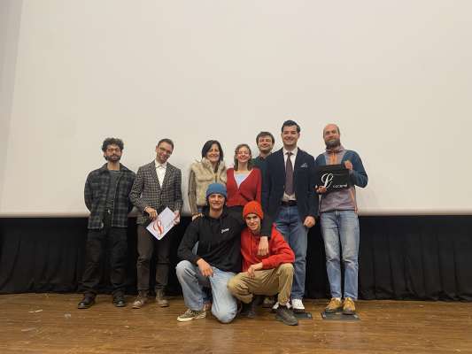 L grop de endrez con la juria e i venjidores te la sera de premiazion de dezember del an pass&agrave;.
